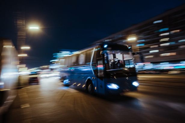 Большие бесплатные автобусы ходят до ТРК «Питер Радуга».&nbsp; Первый едет&nbsp;от станции метро&nbsp;«Парк Победы», другой&nbsp;от кинотеатра «Слава» (проспект Славы, 36).&nbsp; Следует отметить, что транспорт следуют без промежуточных остановок, но ходит с небольшим интервалом в 10-15 минут.