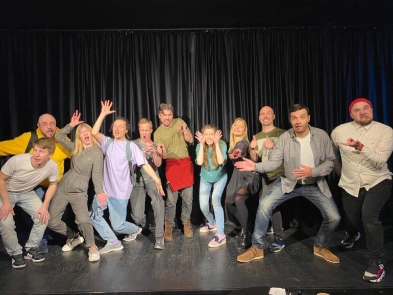 Освоить творческую профессию, раскрыть навыки артиста, избавиться от зажимов и стеснения — для актерских курсов нет ничего невозможного. Здесь учат сценическим движениям, погружению в образ, импровизации, правильной и красивой речи. Питер Online собрал подборку театральных студий, которые пробудят в вас талантливого актера.