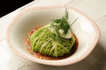 Ресторатор Виктор Федотов открыл «Белый Рябчик» в отреставрированном доходном доме на Петроградке. Шеф Роман Найзабеков готовит русскую кухню на открытом огне: калачи с галаганом, солянку с мозговой костью, перепелов на огне.