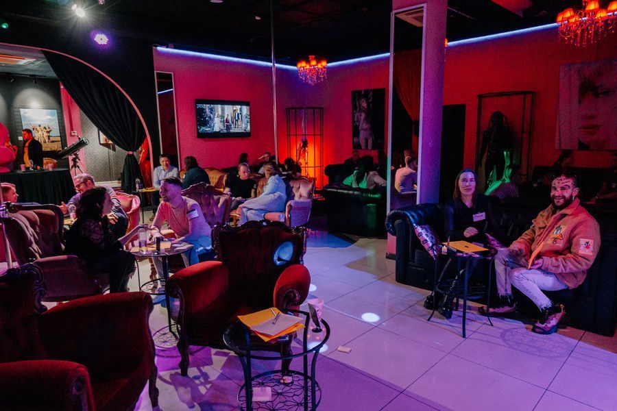 Чем заняться с подружками, чтобы после встречи было что вспомнить? Питер Online придумал для вас 15 нескучных мест, куда отправиться с девчонками на выходных в Петербурге. От созерцательных мастер-классов по флористике до пикантных тренингов по соблазнению — обещаем много клевых фото, веселья и пользы!