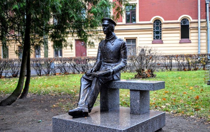 Бронзовый памятник студенту-политехнику в исторической форме начала XX века