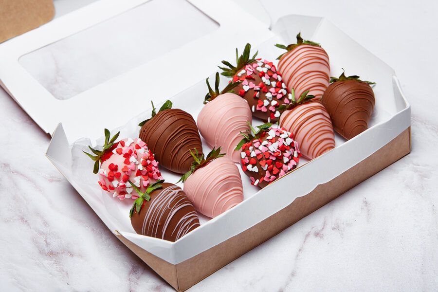 Когда прогулки по городу и вечера с роллами и фильмами надоели, пригласите свою вторую половину на творческий мастер-класс. Вместе вы нарисуете интерьерную картину, слепите глиняную посуду, разучите танец и сварите собственную шоколадную плитку. Читайте подборку, чтобы узнать обо всех мастер-классах, где можно интересно провести время и признаться в чувствах.