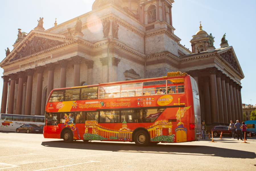 Сгоняйте на метеоре в Петергоф, послушайте мистические истории и легенды, совершите романтическую ночную прогулку по реке Неве на развод мостов, пройдитесь по крышам. Питер Online подобрал для вас 15 самых интересных экскурсий по Петербургу в летний сезон, которые не оставят вас равнодушными и сделают летний отдых незабываемым!