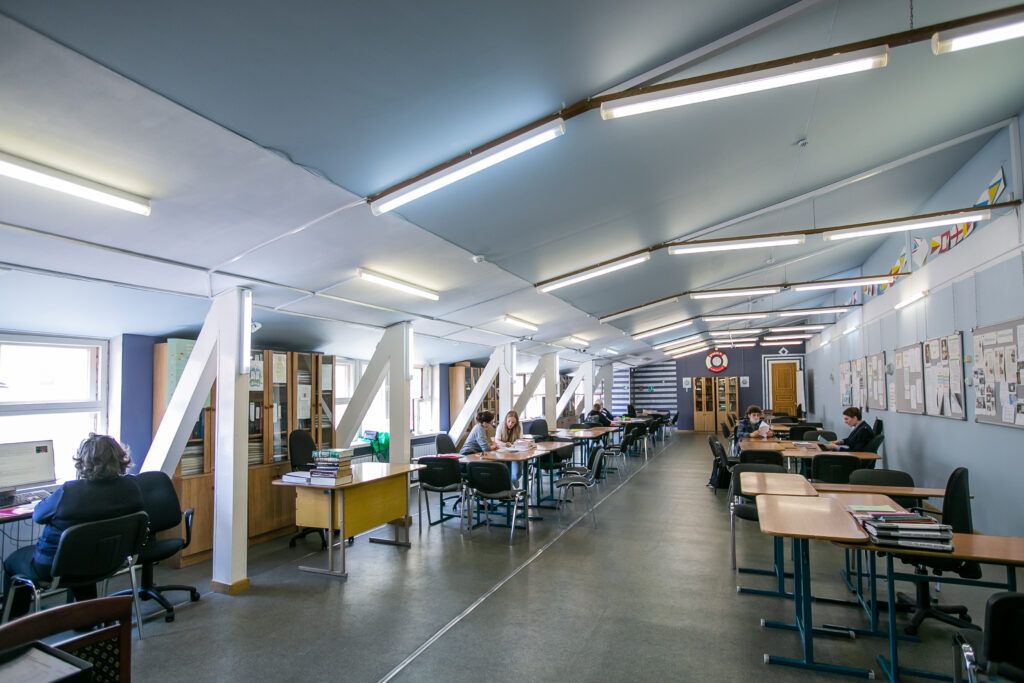 Классная комната в школе Обучение в диалоге в Центральном районе
