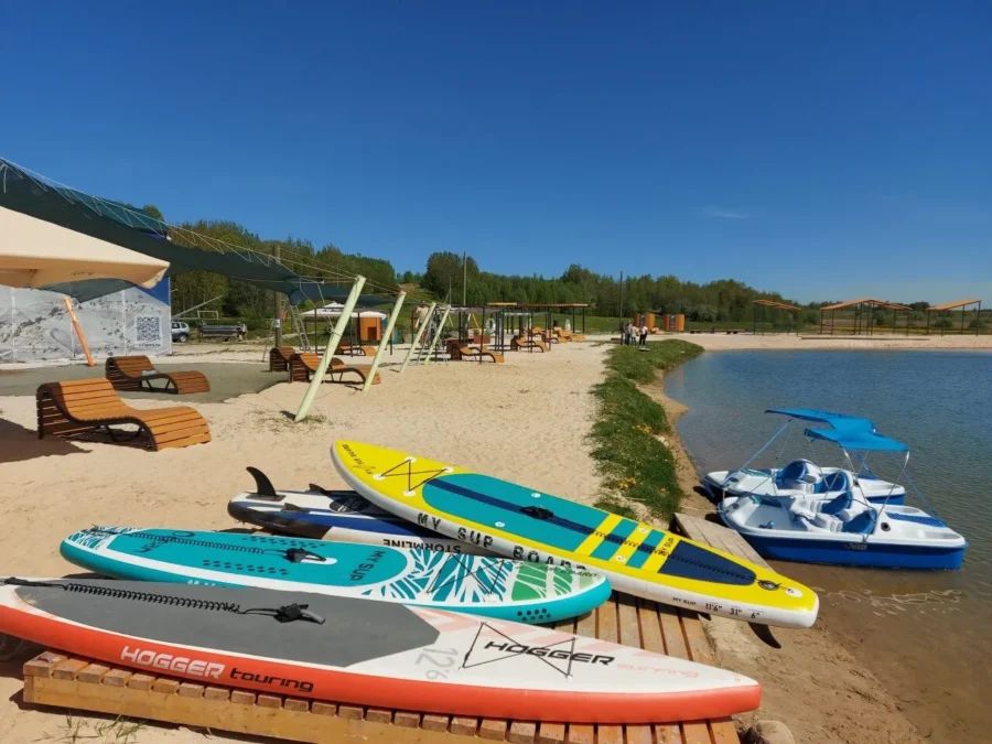 Живописный горнолыжный курорт Туутари Парк с зелеными холмами, подъемниками и трассами для зимнего и летнего отдыха