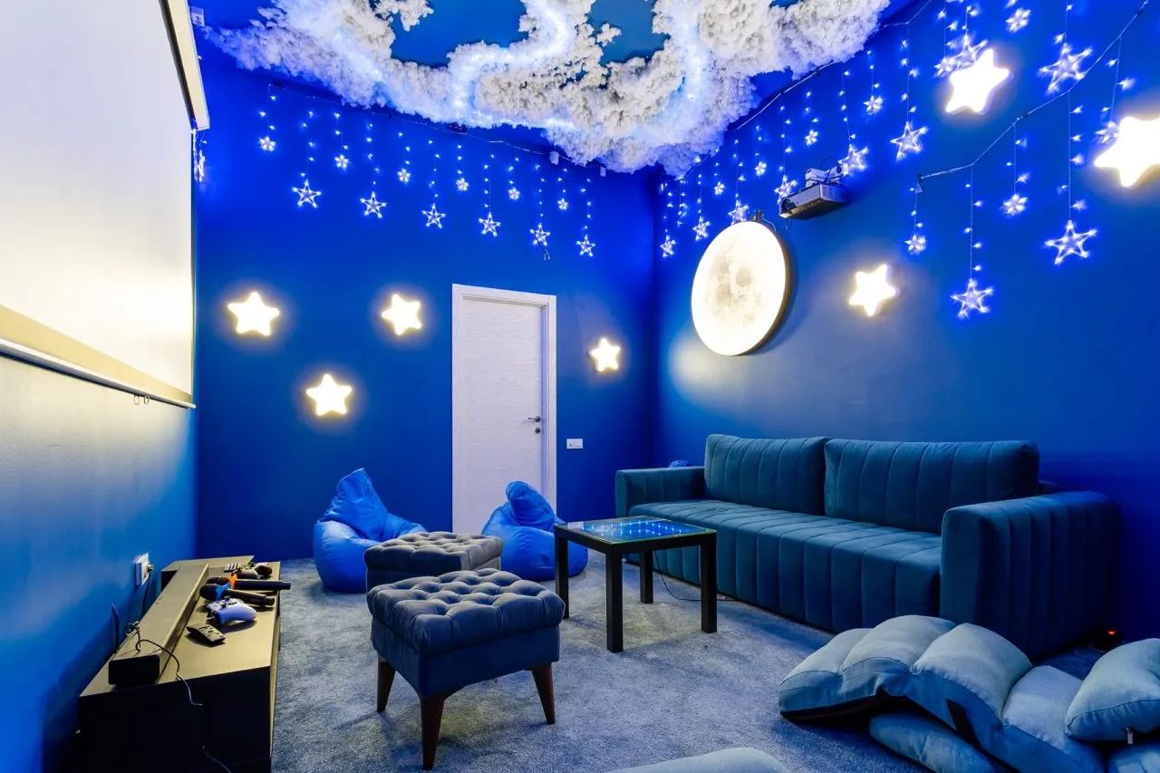 Тематическая комната караоке-антикафе Malina Rooms с диванами