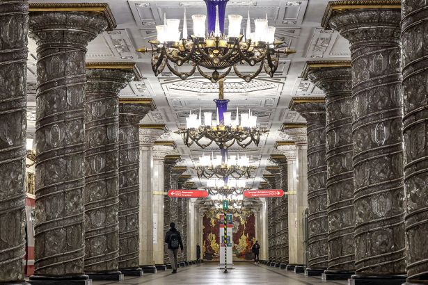 Путешествие вокруг станции метро «Автово» откроет множество удивительных и интересных мест, которые раньше были незаметны глазу: аристократические усадьбы, памятник блокадному трамваю и даже готический дом с приведениями.