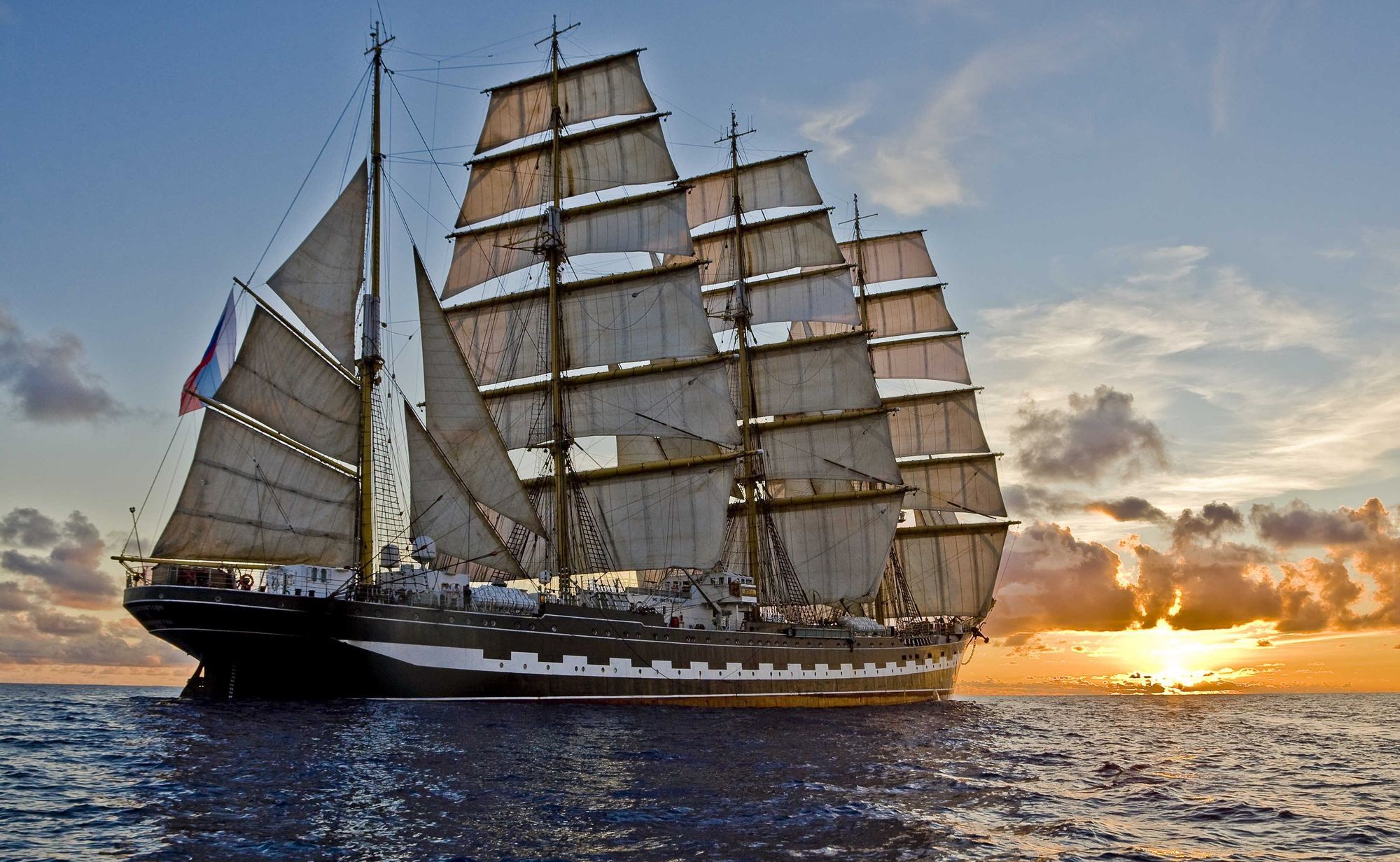 u041fu0435u0442u0435u0440u0431u0443u0440u0436u0446u044b u043fu043eu0434u043du0438u043cu0443u0442u0441u044f u043du0430 u043fu0430u043bu0443u0431u0443 u043fu043eu0442u0440u044fu0441u0430u044eu0449u0435u0433u043e u043fu0430u0440u0443u0441u043du0438u043au0430 u2014 u0431u0430u0440u043au0430 u00abu041au0440u0443u0437u0435u043du0448u0442u0435u0440u043du00bb