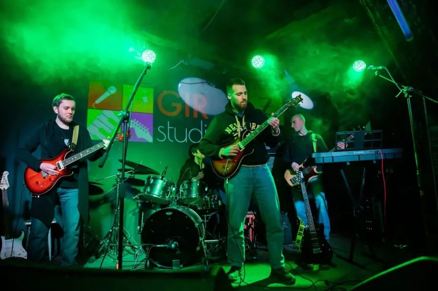 Школа музыки GIRstudio - занятия по гитаре