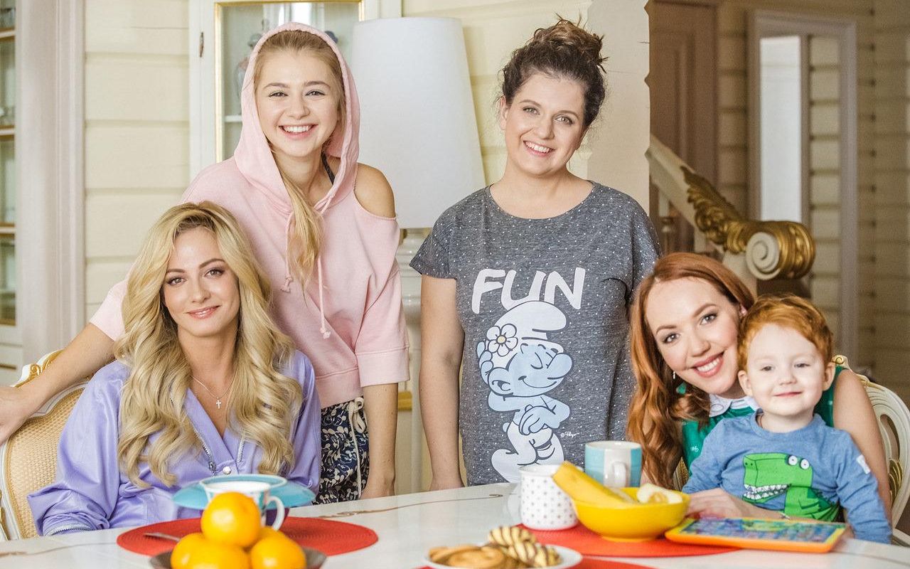 &nbsp;У юных петербурженок появился шанс стать лицом сериала «Деффчонки», который идет на телеканале ТНТ.&nbsp;К старту пятого сезона создатели сериала запустили в сети акцию «Так вышло, что мы как Деффчонки».&nbsp;Чтобы принять участие в акции девушкам нужно до 10 августа выложить в сеть фотографию вместе с двумя подругами и написать, чем они похожи на героинь «Деффчонок» и почему дружат.&nbsp;&nbsp;