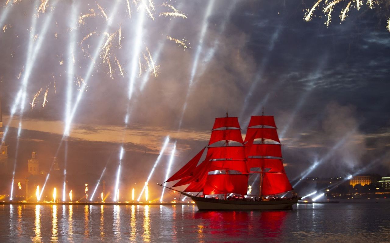 Красочное шоу, посвящённое выпускникам, планируют провести 27 июня. Если к этой дате не снимут действующие ограничения, то праздник состоится в онлайн-формате. Известно, что салют точно будет: на Неве уже начали монтировать площадку для фейерверка.