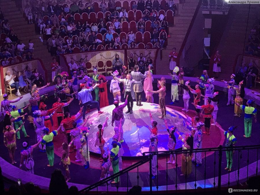 Парки аттракционов, интерактивные музеи, игровые центры, детские театры, кафе с анимацией, батутные парки и контактные зоопарки – куда сходить с ребенком в Петербурге? В подборке 114 мест для семейного отдыха.