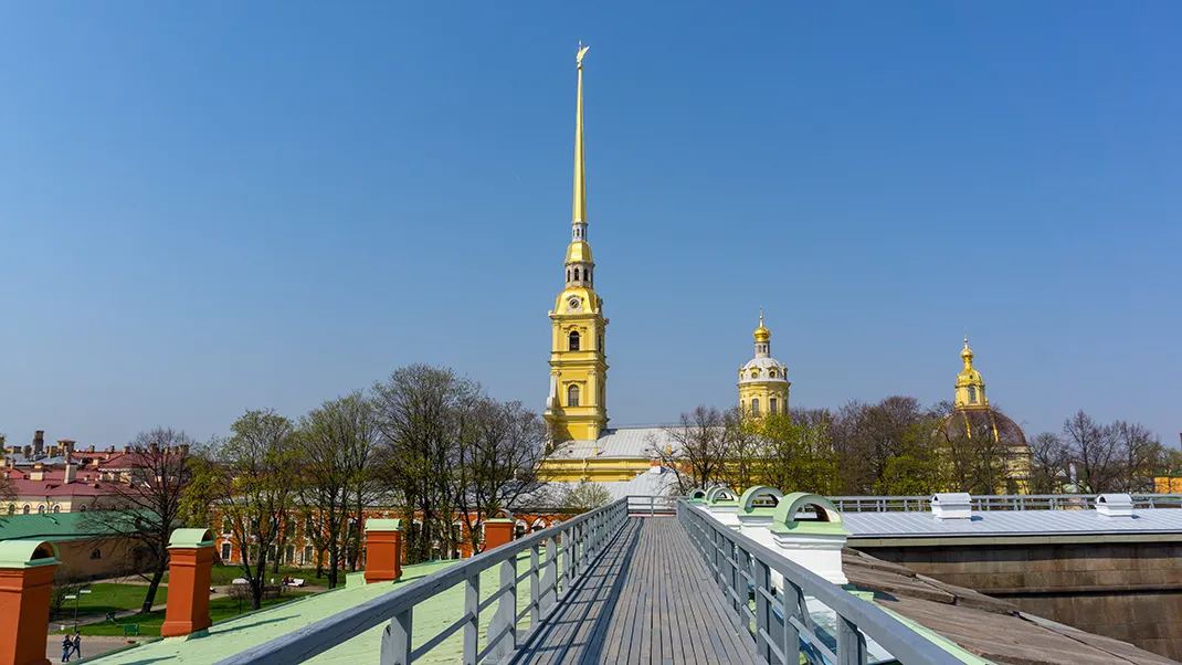 Невская панорама — вид со стен Петропавловской крепости на Неву