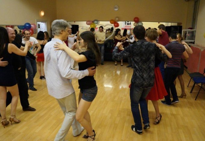 Танец-вспышка, танец-феерия, танец-азарт, танец-праздник, танец-история... Студия танца «Sierra Maestra» приглашает всех, кто хочет научиться двигаться под зажигательные ритмы сальсы, на открытый урок к Дмитрию Маковскому!