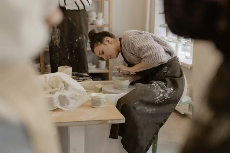 Питер Online нашел студии для тех, кто давно хочет поработать с деревом, металлом, глиной, тканью и стеклом. Совсем не обязательно иметь многолетний опыт и знания. Мастера с нуля обучат вас писать картины маслом, выдувать вазу, шить трендовую одежду, ковать из железа ножи, изготовлять ювелирные украшения и делать мебель из дерева.