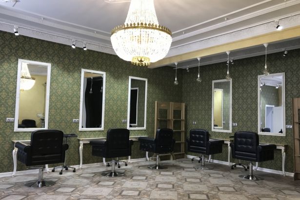 Школа красоты «НЕВСКИЙ 23», расположенная с историческом здании, предлагает всем желающим получить профессию в бьюти-индустрии программы обучения, разработанные ведущими специалистами по шугарингу, визажу, парикмахерскому искусству, массажу и другим направлениям в сфере красоты.