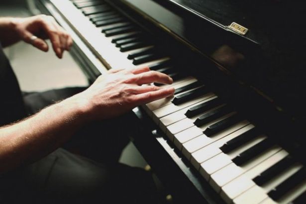 Насладиться чарующими звуками фортепиано и гитары, послушать потрясающий вокал и увидеть талантливые театральные импровизации в Петербурге можно совершенно бесплатно. В библиотеке имени Лермонтова проходят традиционные общедоступные концерты.