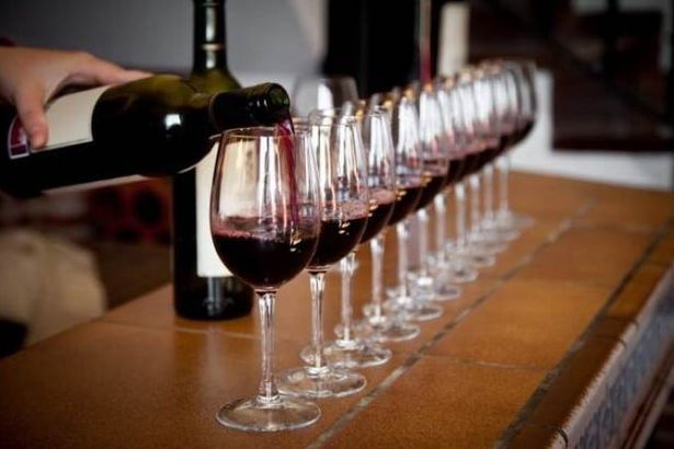 С 17 по 19 ноября петербуржцев будет согревать винный фестиваль. Здесь их будут ждать: более ста дегустаций, различные выставки, увлекательные семинары, встречи с экспертами винного ремесла и многое-многое другое.