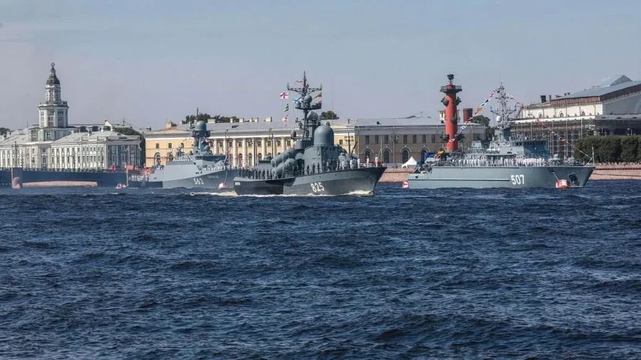 Военно-морской парад на Неве