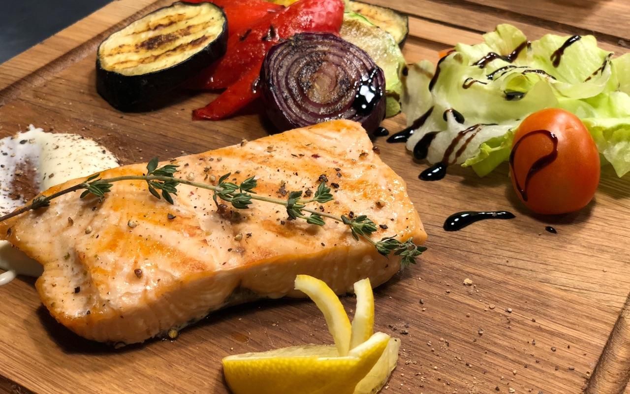 В укромном уголке Охты в мае 2018 года открылось уютное заведение&nbsp;Grill Bar "Beer Brothers". И так как Питер Online не пишет об алкоголе, мы расскажем вам о позициях в меню, не уступающих различным напиткам по популярности – блюда на гриле. На данный момент здесь, пожалуй, лучшие колбаски и рыба на гриле в своем ценовом сегменте в Красногвардейском районе Петербурга.