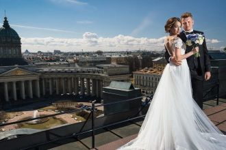 Представительства Pronovias и Vera Wang, авторские ателье с силуэтами А-линии и «русалки» — и примерка как отдельное событие для невесты.