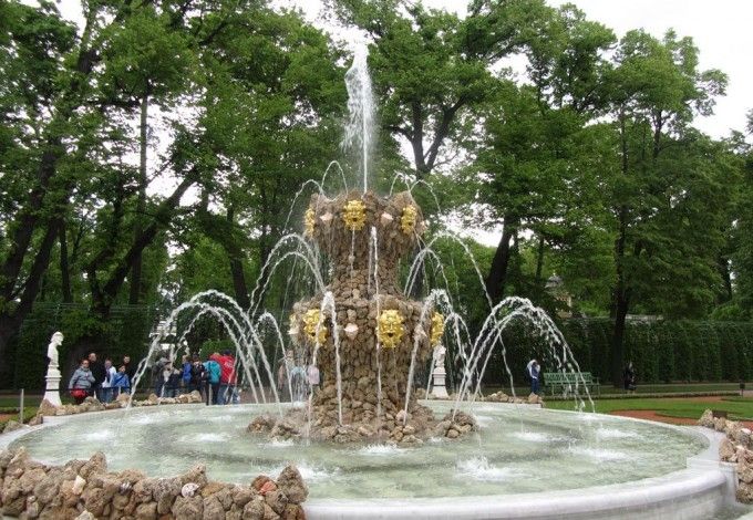 2 октября в одном из красивейших парков Петербурга пройдет праздник закрытия фонтанов: аллеи будут наполнены звучанием легких кавер-версий советских хитов, под открытым небом покажут выставку «Чудеса природы» и научат вырезать на овощах и фруктах причудливые узоры, а также для гостей откроется ярмарка с дарами садов и лесов — сообщает Fiesta.