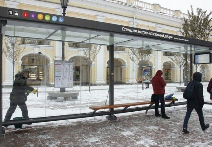 Остановка, оснащённая Wi-Fi и восемью USB-портами для подзарядки мобильных телефонов или планшетов, появилась на Невском проспекте. Помимо беспроводного интернета, остановка была оснащена видеонаблюдением и электронным таблом, с помощью которого петербуржцы и гости города смогут узнать время прибытия нужного им транспорта.