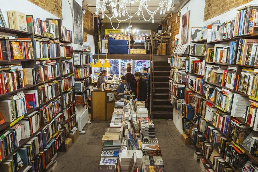 Интерьер книжного магазина Все свободны с минималистичным дизайном, светлыми стенами и тщательно отобранными книгами на полках