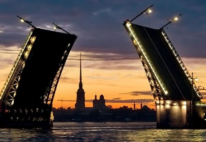 В ночь с 24 на 25 сентября состоится закрытие проекта «Поющие мосты», в рамках которого Дворцовый мост разводят под классическую музыку. По этому случаю велосипедистам выпадает шанс отправиться на велопрогулку по набережным Васильевского острова, чтобы в последний раз в этом году увидеть музыкальную разводку мостов.
