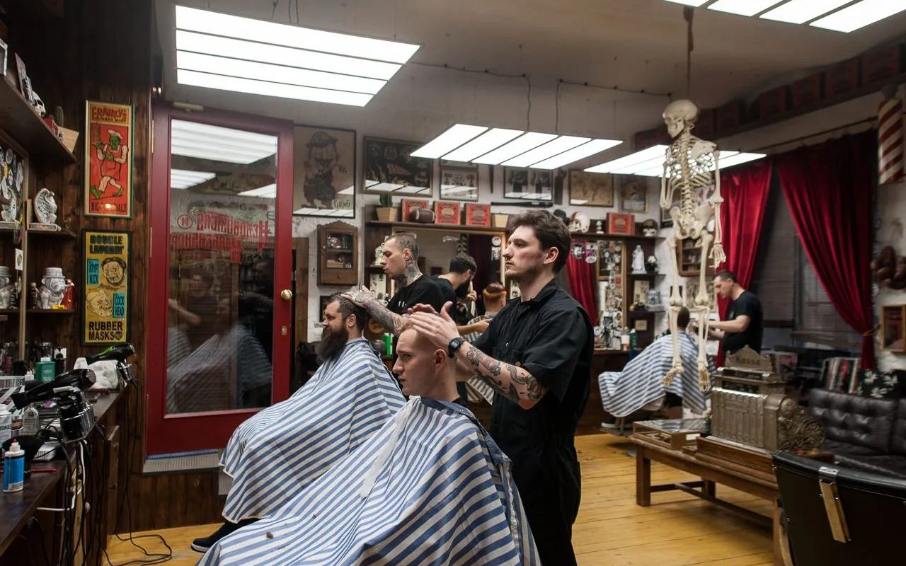 В ночь с 31 марта на 1 апреля в Лаборатории 31 сумасшедшие химики сделают безумные убегающие коктейли, которые в прямом смысле убегают из ёмкости. В колбах подают уникальные коктейли кислотных цветов в пробирках, которые к тому же могут еще и дымиться. Какой цвет понравится каждый гость решает сам для себя, но никогда не знаешь, какой из коктейлей снесет голову.