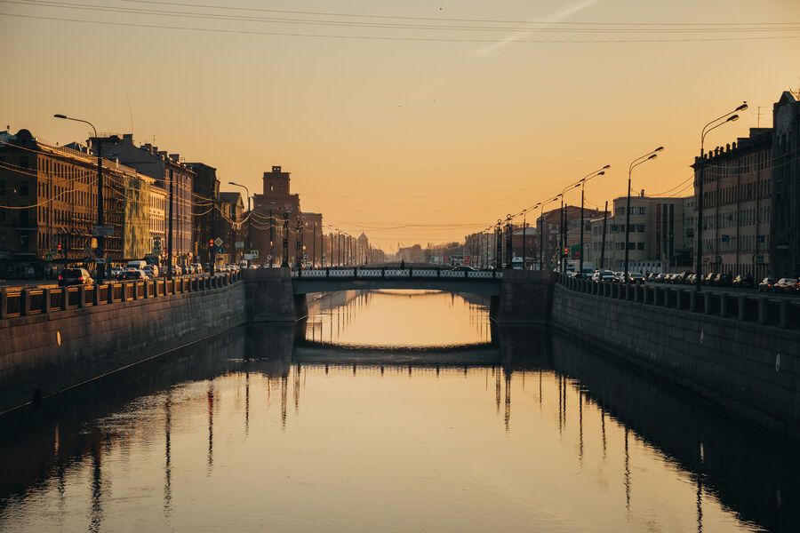 Набережная Обводного канала с характерной промышленной архитектурой, историческими зданиями и мостами через канал