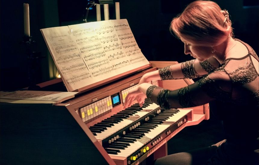 7 сентября в одном из самых красивых и романтичных мест северной столицы – в концертном зале Яани Кирик – состоится необычный органный концерт&nbsp;«Музыка При Свечах». По всему залу зажгут несколько сотен свечей, которые будут дополнять мелодию бликами огня и ароматами уюта.