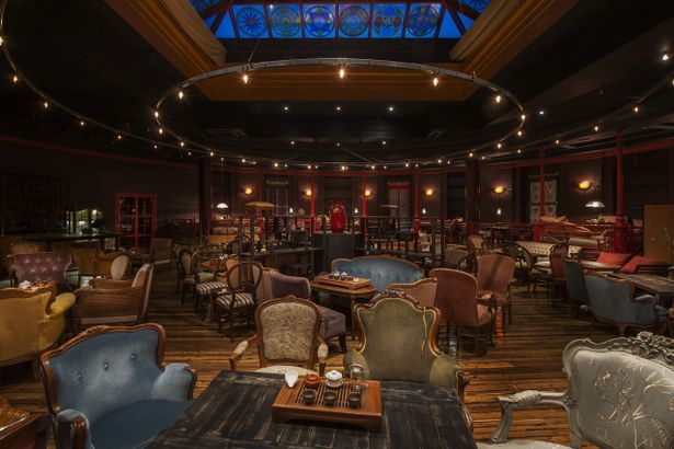 Если вы никогда не слышали о ресторане в квартире на Марата, то вы ничего не знаете о тайных местах Петербурга. За обычной дверью Квартиры 8 открывается спикизи-ресторан с высокими потолками, несколькими залами с уникальным дизайном. 