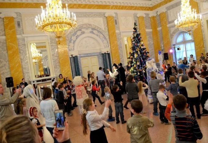 Целое сказочное путешествие ждёт гостей ёлочки прямо от отеля «Балтийская Звезда»: всех будут встречать роскошные лимузины, которые доставят по зимнему парку прямо во дворец.