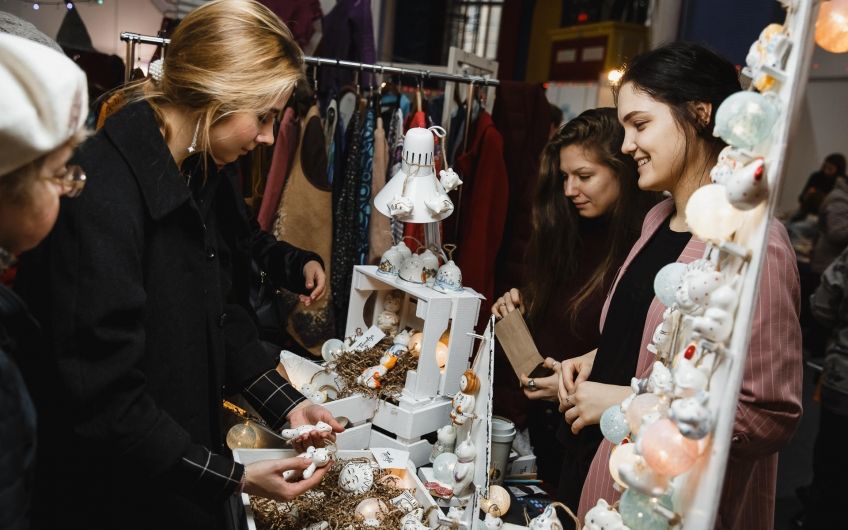 У таланта нет предела. Жители города могут в этом убедиться — 23-24 ноября на Инженерной улице в здании напротив Михайловского манежа пройдёт ярмарка «Авторские штучки». Более 200 мастеров со всей России представят свои необычные творения – милые и неповторимые вещи. А обилие мастер-классов порадует даже искушённого гостя.