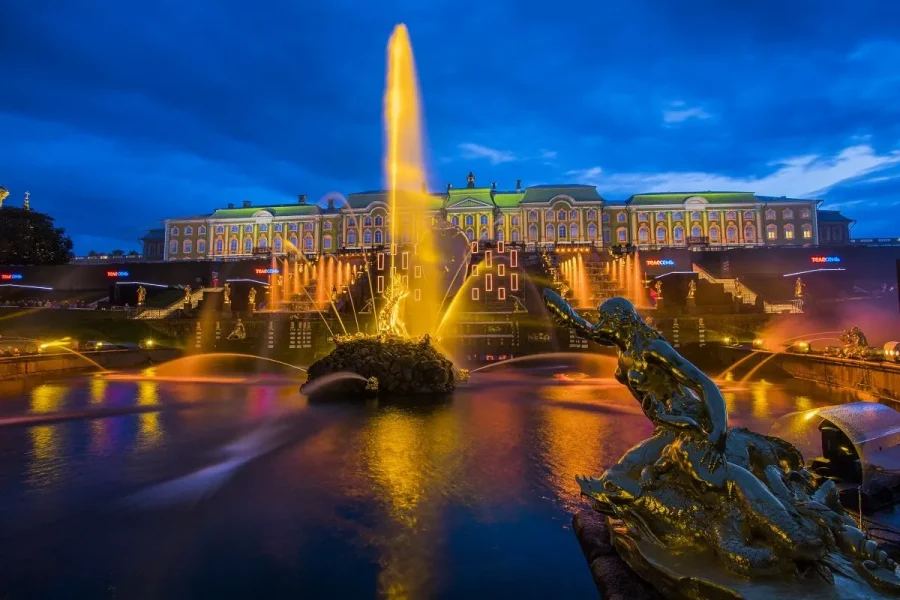 Большой каскад фонтанов и Большой дворец в Петергофе