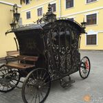 В центре Петербурга появилась старинная карета, выкованная из сотен стальных прутьев в полную величину. Диковинная карета по образцу XVII века «припаркована» на Боровой улице, 104.