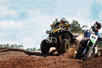 Сумасшедший драйв и скорость петербуржцы могут испытать, пересев на квадроцикл. Мощный рев двигателя, брызги грязи из-под колес, преодоление крутых подъемов и спусков — квадроциклы дарят ощущения, недоступные в повседневной городской жизни. PITER.NOW собрал актуальные места, где в 2025 году можно арендовать надежные квадроциклы и прокатиться по захватывающим лесным трассам.