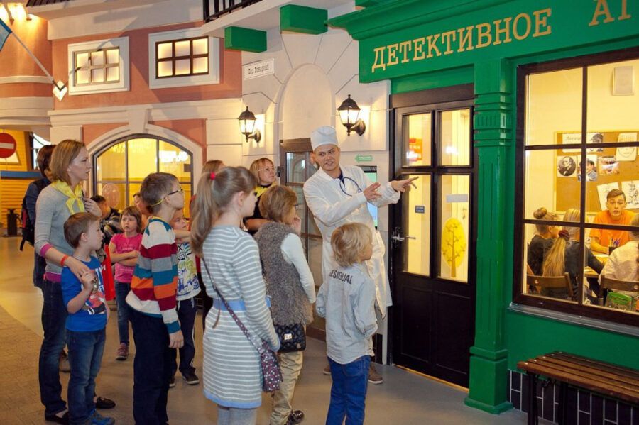 Парки аттракционов, интерактивные музеи, игровые центры, детские театры, кафе с анимацией, батутные парки и контактные зоопарки – куда сходить с ребенком в Петербурге? В подборке 114 мест для семейного отдыха.