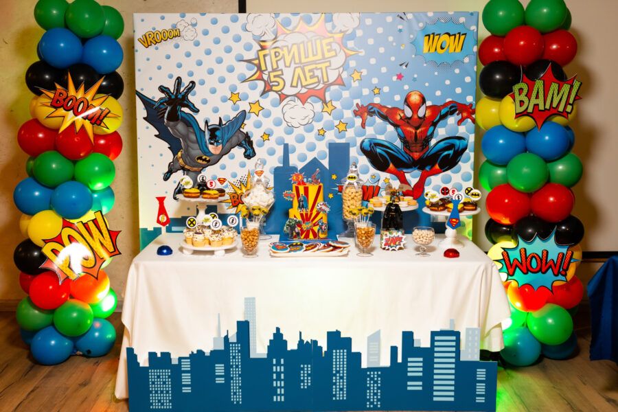 Кэнди-бар в стиле супергероев для детского дня рождения