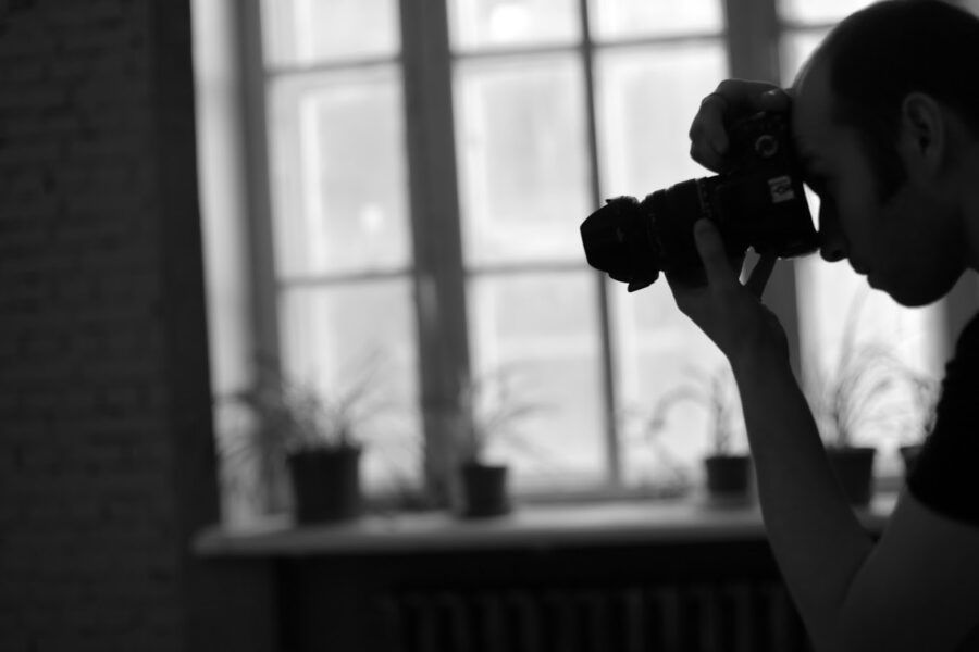 Лучше всего учиться мастерству съемки в проверенных школах фотографии с крутыми педагогами-фотографами. Только так вы добьетесь атмосферных кадров, которые будут завораживать и впечатлять. Питер Online рассказывает, где в Петербурге учат фотографировать в разных жанрах, работать со светом и цветом, создавать концепции для съемок и классно обрабатывать фото.