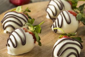 В городе на Неве есть доставка самых вкусных фруктов, которые обязательно стоит как минимум попробовать. Также их смело можно отправить в подарок близким и коллегам, потому что выглядят они тоже очень привлекательно. Фруктовые букеты, клубника в шоколаде, корзины из экзотических продуктов и другие аппетитные лакомства готовит команда Натальи Кузнецовой.