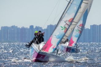 Море, солнце греет и создает блики на волнах, разбивая которые, несется яхта, где ты — яхтенный рулевой. В Петербурге стартует курс по обучению яхтингу для взрослых. Ведь, чтобы сесть за руль судна идущего в море необходимы сертификаты, а чтобы вернуться — нужны знания.