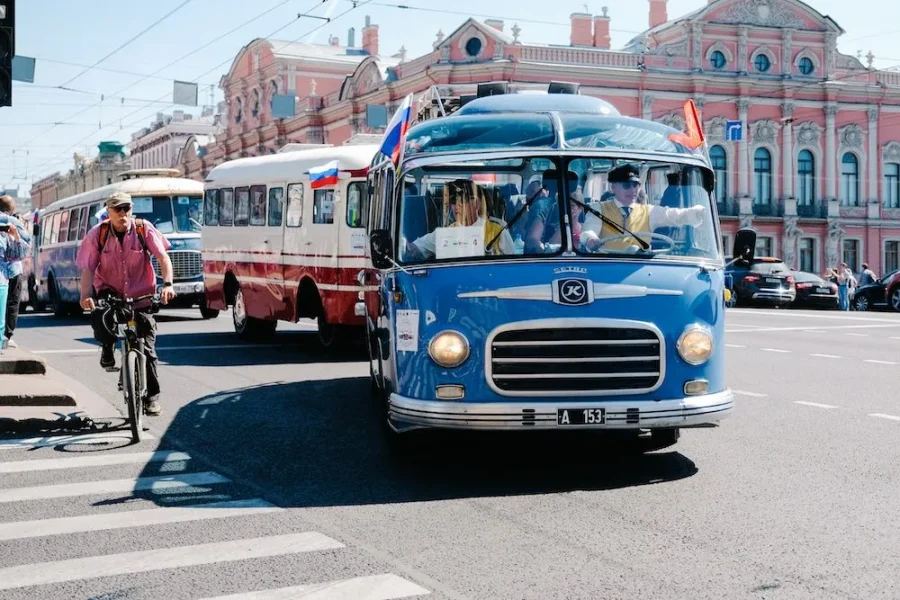 Парад ретро-автомобилей и автобусов на Невском проспекте во время Международного транспортного фестиваля «ТранспортФест»