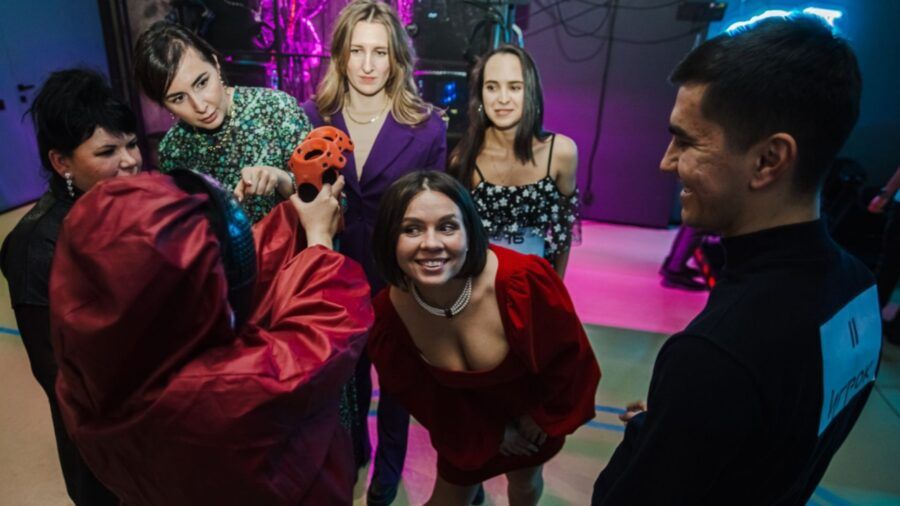 Что получится, если раздать друзьям VR-шлемы и отправиться вместе с ними в космос, джунгли, затерянный город или на скоростные трассы? Правильный ответ — современный способ повеселиться и отпраздновать День Рождения. Клуб виртуальной реальности MIR VR — это место, где гости собираются в просторном зале перед экранами, надевают VR-прибамбасы и отправляются в увлекательные игры.