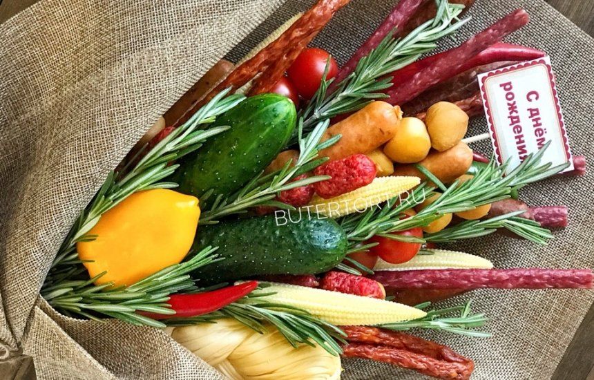 Огромный мясной букет с колбасами, сырами и овощами теперь можно подарить близким с доставкой по Санкт-Петербургу. Необычный подарок станет не только приятным сюрпризом, но и хорошим дополнением праздничного стола. Так что если вы не знаете, что подарить близким или коллегам – рекомендуем рассмотреть этот аппетитный вариант.