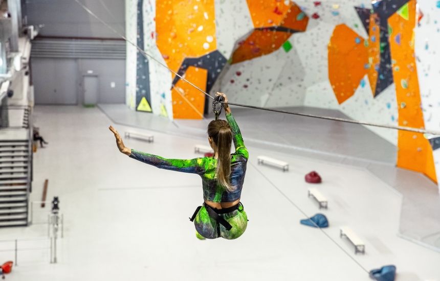 50% скидку каждую среду могут получить студенты в&nbsp;спортивно-развлекательном комплексе «Энергия Высоты». Таким образом билет в большой крытый веревочный парк Санкт-Петербурга будет стоить студентам всего 350 вместо 700 рублей, а прыжок с самолета, подвешенного у потолка комплекса обойдется всего в 75 рублей.