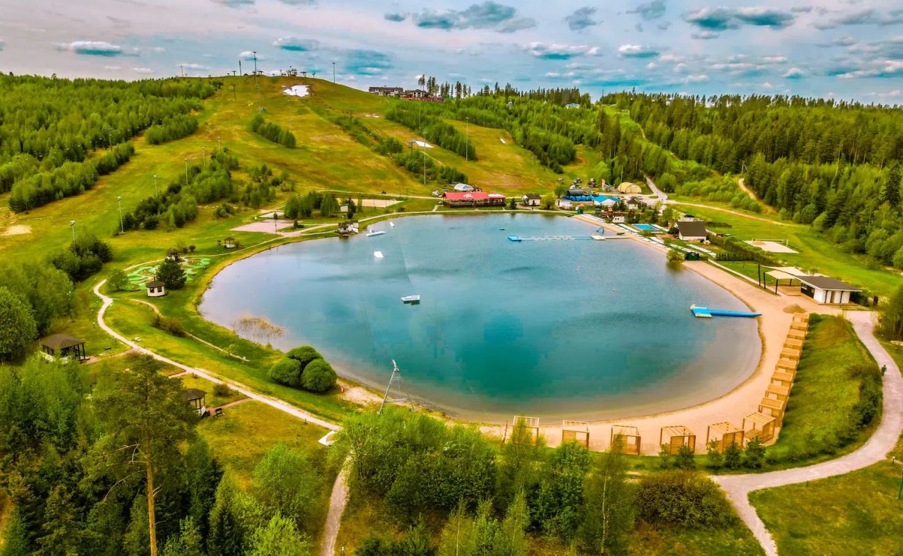 От места под палатку за 500 ₽ в Туутари-парке до коттеджей Игоры и экодомов GREENVALD — 21 база и кемпинг под Петербургом.