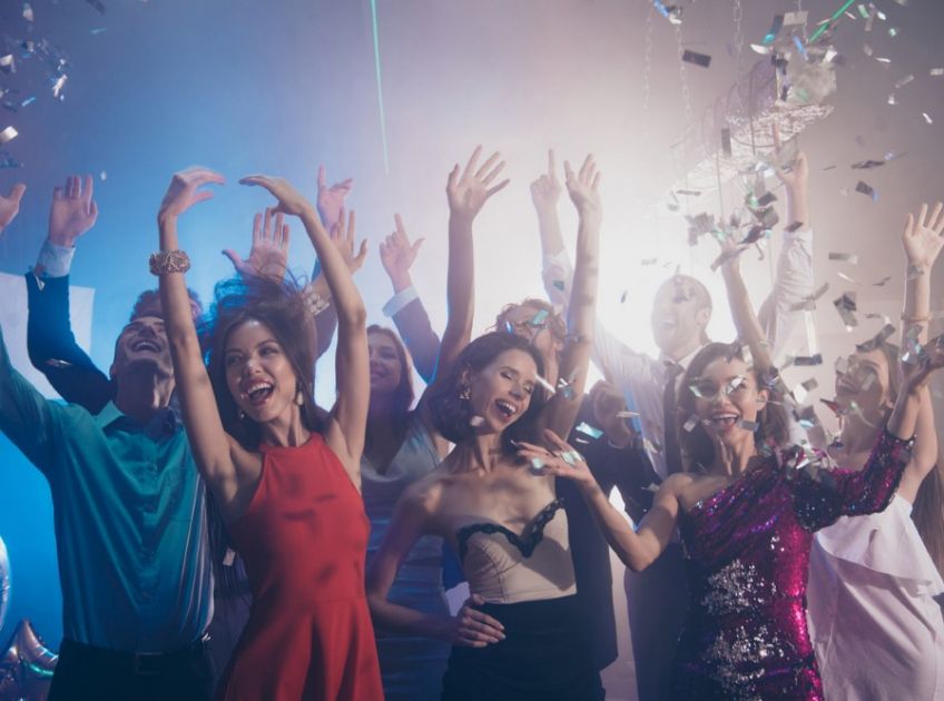 u0413u0434u0435 u0432 u041fu0435u0442u0435u0440u0431u0443u0440u0433u0435 u043du0435u043eu0431u044bu0447u043du043e u043fu0440u043eu0432u0435u0441u0442u0438 u044fu0440u043au0438u0439 u043au043eu0440u043fu043eu0440u0430u0442u0438u0432 u0438 u043eu0442u0434u043eu0445u043du0443u0442u044c u0431u043eu043bu044cu0448u043eu0439 u043au043eu043cu043fu0430u043du0438u0435u0439