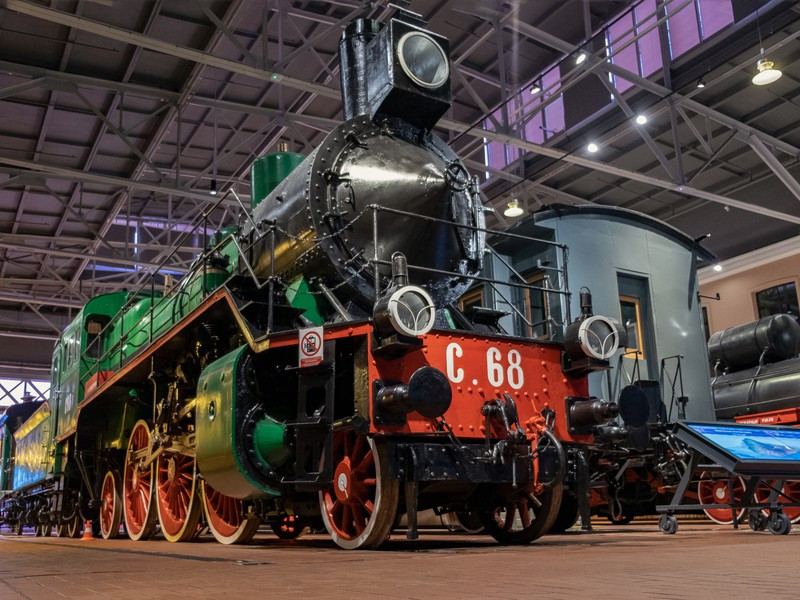 Более 100 паровозов, электровозов и вагонов за 150 лет истории — можно подняться в кабину и встать у пульта управления.